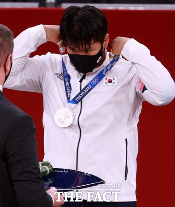 조구함이 29일 도쿄 일본무도관에서 열린 2020 도쿄올림픽 유도 남자 100㎏급 결승전 경기에서 아쉽게 패하며 은메달을 획득했다. /도쿄=뉴시스