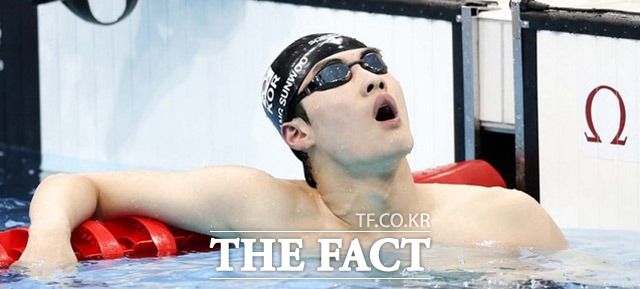 수영 국가대표 황선우가 29일 일본 도쿄 아쿠아틱스 센터에서 열린 2020 도쿄올림픽 자유형 남자 자유형 100m 결승 경기에서 5위에 이름을 올리며 메달 획득에 실패한 가운데 결승선에서 황선우 선수가 아쉬워하고 있다. /도쿄=뉴시스