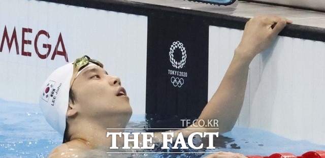 수영 국가대표 이주호가 29일 도쿄 아쿠아틱스 센터에서 열린 2020 도쿄올림픽 남자 배영 200m 준결승 합계 기록 11위에 오르며 결승전 진출에 실패한 가운데 이주호 선수가 결승선에 도착해 기록을 확인한 후 아쉬워 하고있다. /도쿄=뉴시스
