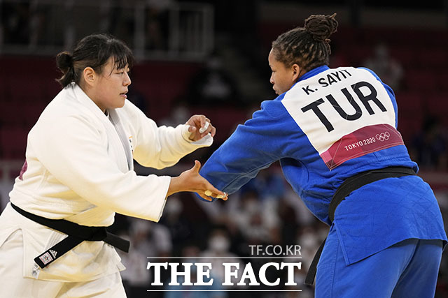 2020 도쿄올림픽 여자 유도 78kg 이상급에 출전한 한미진(26·충북도청)이 패자부활전에서 카이라 사이트(터키)에 한판패를 당했다. /도쿄=AP.뉴시스