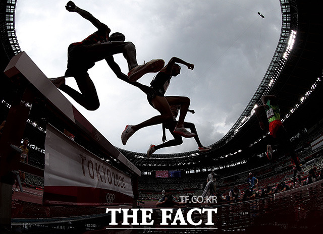 30일 오전 일본 도쿄 올림픽스타디움에서 열린 2020 도쿄올림픽 육상 남자 3000m 장애물경주 1라운드에서 선수들이 장애물을 넘고 있다. /도쿄=신화.뉴시스