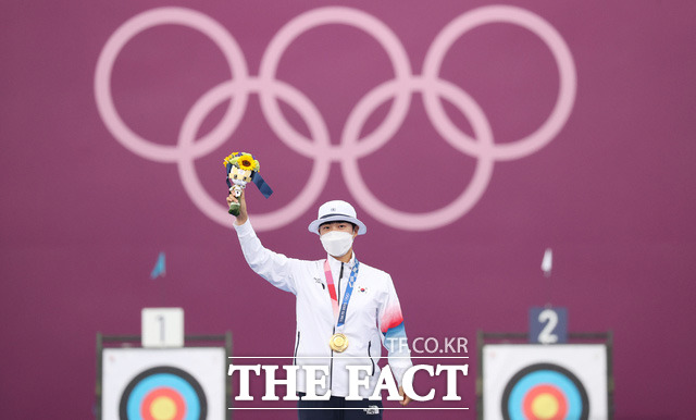 올림픽 역사상 첫 양궁 3관왕에 이름을 올린 안산.