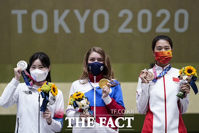 대한민국 사격 대표팀 김민정과 ROC(러시아올림픽위원회) 바차라시키나, 중국 지아루이솬(왼쪽부터)이 30일 오후 일본 도쿄 아사카 사격장에서 열린 2020 도쿄올림픽 여자 권총 사격 25m 시상식에서 메달을 들고 기념촬영을 하고 있다. /도쿄=AP.뉴시스