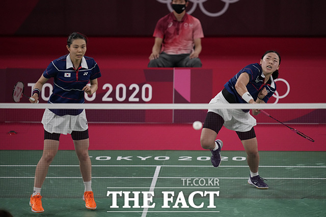 김소영과 공희용이 끝까지 포기하지 않고 스매싱을 시도하고 있다. /도쿄=AP.뉴시스