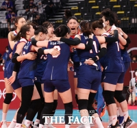  '심장이 쫄깃한 한일전'...여자배구 접전끝에 8강 진출 [TF사진관]