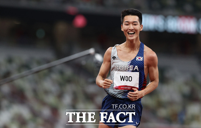 우상혁이 1일 오후 도쿄 올림픽스타디움에서 열린 2020 도쿄올림픽 남자 높이뛰기 결선에서 2.35m 바에 성공해 한국 신기록을 달성했다. / 도쿄=뉴시스