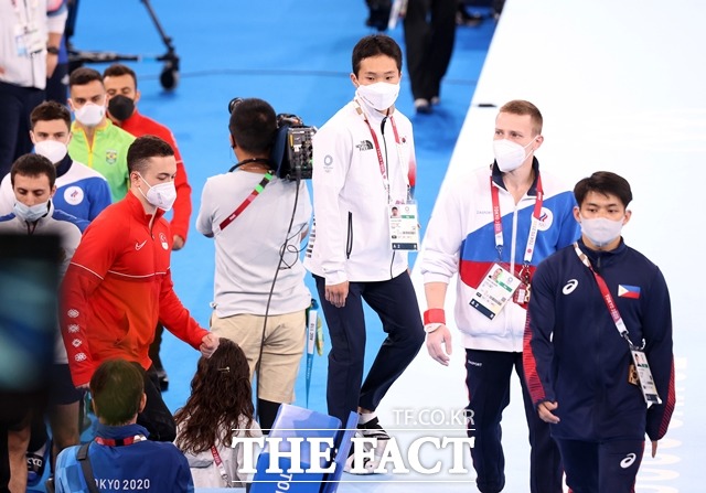 신재환이 2일 일본 도쿄 아리아케 체조경기장에서 열린 2020 도쿄올림픽 남자 도마 결승에 입장하고 있다. /도쿄= 뉴시스