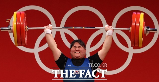 역도 국가대표 이선미가 2일 오후 일본 도쿄 국제포럼에서 열린 여자역도 최중량급(87kg 이상) 경기 용상 3차시기에서 155kg 도전에 실패한뒤 경기장을 나서고 있다. /됴쿄= 뉴시스