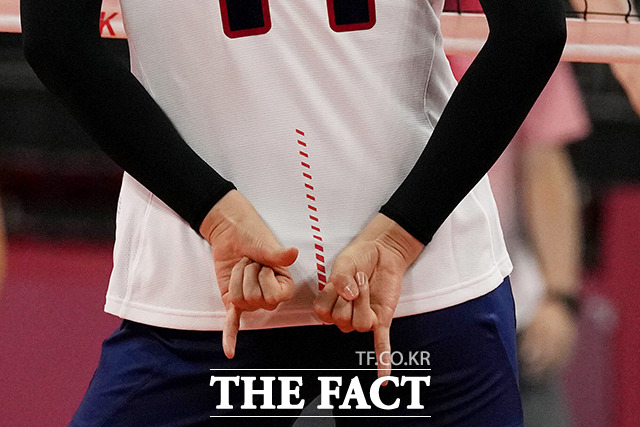 사인을 보내고 있는 김수지. /도쿄=AP.뉴시스