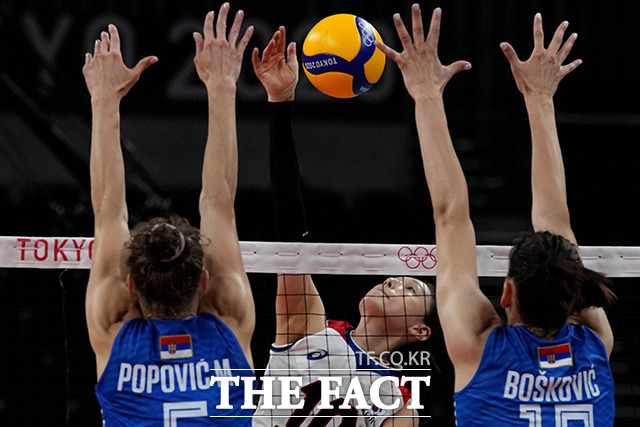 김연경의 공격을 세르비아 선수들이 블로킹하고 있다. /도쿄=AP.뉴시스