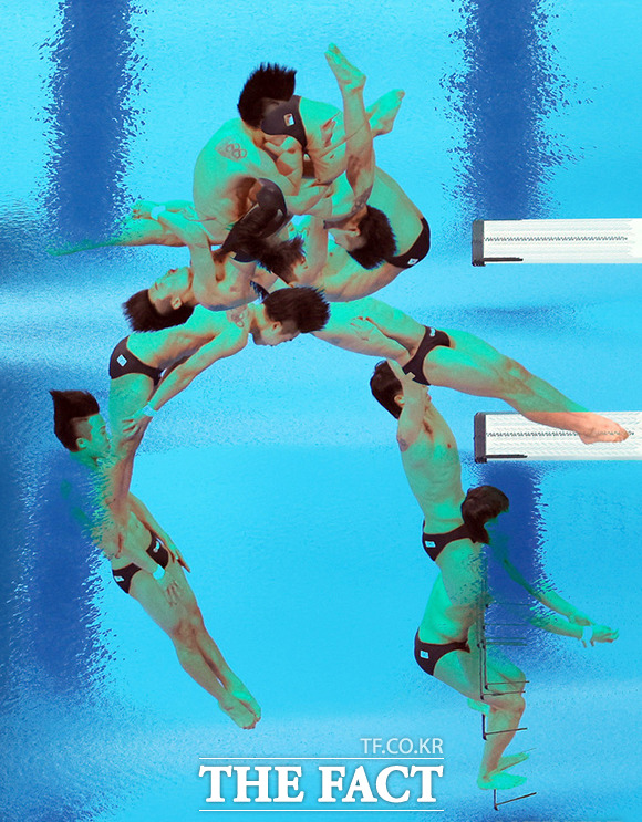수영 국가대표 우하람이 3일 오전 일본 도쿄 아쿠아틱스 센터에서 열린 남자 다이빙 3m 스프링보드 준결승 5차 시기에서 화려한 연기를 펼치고 있다. /도쿄=뉴시스