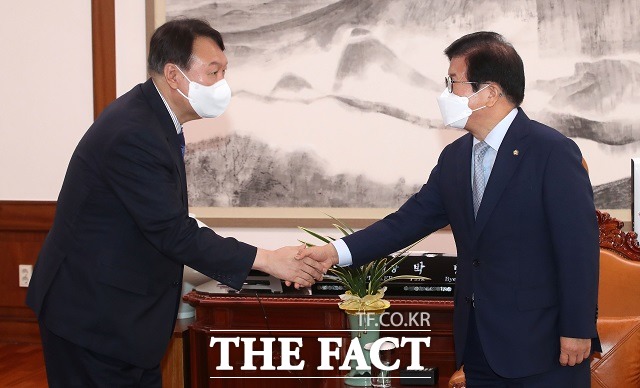 박병석 국회의장이 3일 서울 여의도 국회 집무실에서 국민의힘 대권주자인 윤석열 전 검찰총장을 만나 인사하고 있다. /뉴시스