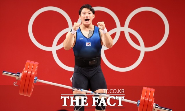 진윤성이 2020 도쿄 올림픽 남자 역도 109kg급 결선에서 합계 400kg을 들어 올렸지만, 메달 획득에는 실패했다. /도쿄=뉴시스