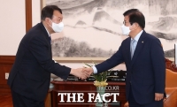  박병석 '국민통합 정치 필요'···윤석열 '초당적 정치 존경'