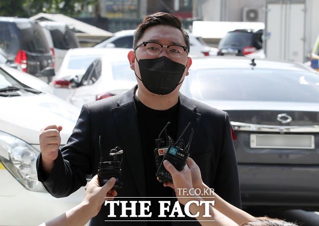 지난달 14~15일 정부의 방역 조치에 항의해 심야 차량 시위를 주도한 혐의를 받는 김기홍 코로나19 대응 전국자영업자 비상대책위원회 공동대표가 6일 오전 서울 마포구 마포경찰서에 출석하며 입장을 밝히고 있다. /뉴시스