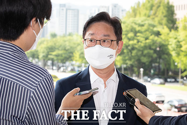 박범계 법무부 장관은 아프가니스탄 국적 체류자들에게 특별체류 허가를 검토하고 있다고 24일 밝혔다. /뉴시스