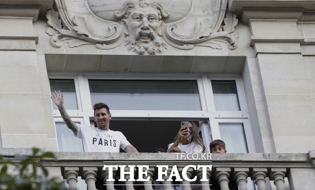 메시와 가족들이 숙소에서 손을 흔들고 있다. 메시가 입은 티셔츠에는 여기는 파리입니다(Ici c’est Paris)라는 PSG 슬로건이 적혀 있다. /파리=AP.뉴시스