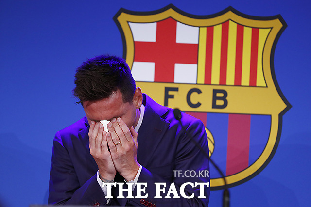 리오넬 메시가 8일(현시지간) 스페인 바르셀로나 홈구장 캄프누에서 21년간 몸담았던 FC바르셀로나와의 고별 기자회견에 참석해 눈물을 흘리고 있다. /바르셀로나=AP.뉴시스