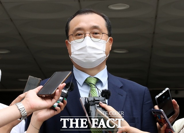 사법행정권을 남용해 재판에 개입한 혐의를 받는 임성근 전 부산고법 부장판사가 12일 오후 서울 서초구 서울고등법원에서 열린 항소심 선고 공판을 마치고 취재진 질문에 답변하고 있다. /뉴시스