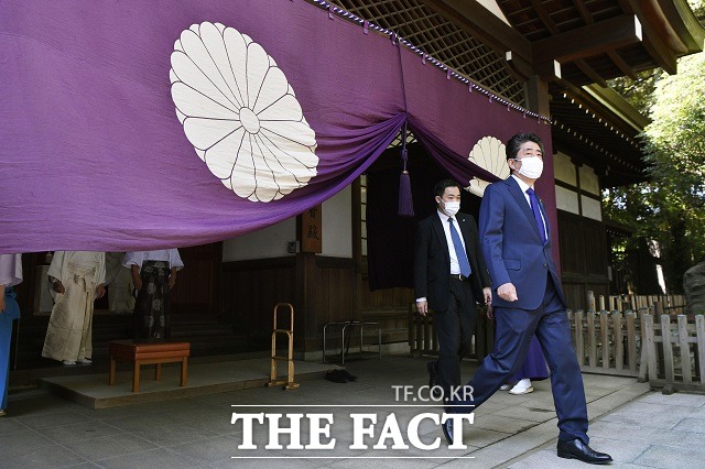 아베 신조 전 일본 총리가 지난 4월 일본 도쿄 지요다구에 위치한 야스쿠니 신사를 참배하고 있다. /도쿄=AP.뉴시스