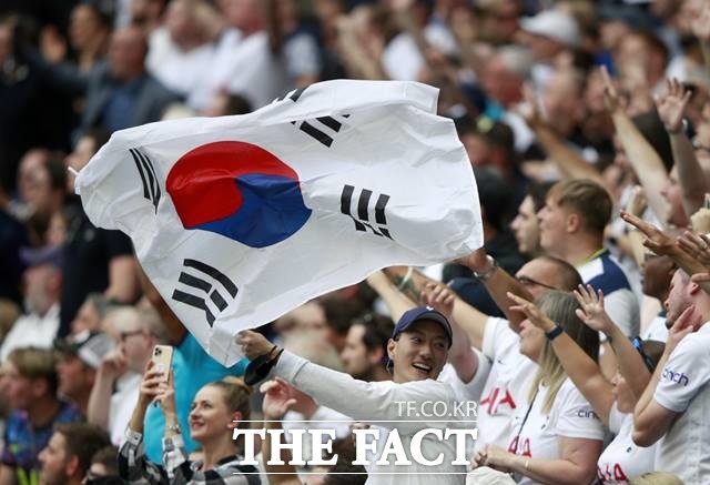 토토넘 홈 구장에 자랑스럽게 펄럭이는 태극기. 손흥민의 골은 한국 팬들에게도 큰 자긍심으로 작용했다./런던=AP.뉴시스