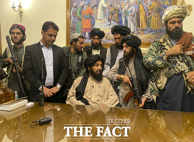 아프가니스탄 무장단체 탈레반이 지난 15일(현지시간) 아프간 대통령궁을 장악한 뒤 전쟁은 끝났다며 사실상 승리를 선언했다. /카불=AP.뉴시스