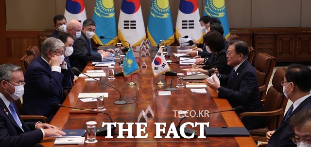 문재인 대통령이 카심 조마르트 토카예프 카자흐스탄 대통령과 17일 청와대에서 한·카자흐스탄 정상회담을 하고 있다. /뉴시스