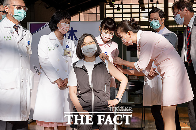 차이잉원(가운데) 대만 총통이 23일 대만 타이베이에 있는 국립대만대학 의학원에 마련된 코로나19 백신 접종소에서 대만 백신 업체가 자체 개발한 백신을 1호로 접종하고 있다. /타이베이=AP.뉴시스