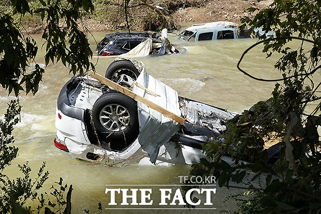 웨이벌리에서 폭우로 홍수가 발생해 차량들이 물에 잠겨 있다. /테네시=AP.뉴시스