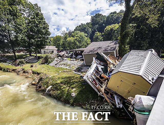 22일 (현지시간) 미국 테네시주 웨이벌리 일대에서 발생한 홍수 피해로 주택들이 파손돼 있다. /테네시=AP.뉴시스