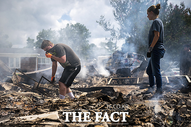 테넌주 웨이벌리에서 주민들이 홍수로 불타고 파손된 주택의 잔해를 살피고 있다. /테네시=AP.뉴시스