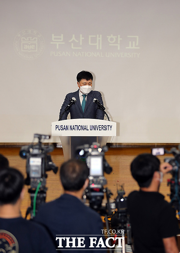 박홍원 교육부총장은 이날 기자회견을 열고 조국 전 장관 딸의 2015학년도 의학전문대학원 입학 취소 결정을 발표했다. /부산=뉴시스