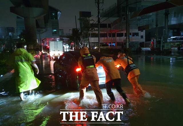 24일 새벽 1시께 경남 김해시 안동 일대에서 소방대원들이 태풍 오마이스 영향으로 침수된 차량을 안전조치하고 있다. /뉴시스