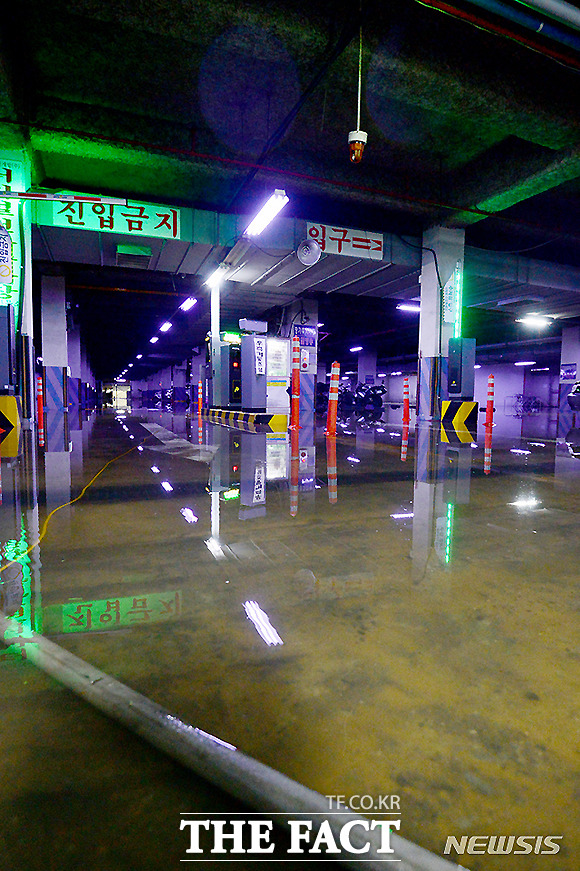 24일 새벽 경남 남해군 남해공용터미널 지하주차장이 침수돼 있다. /남해=뉴시스