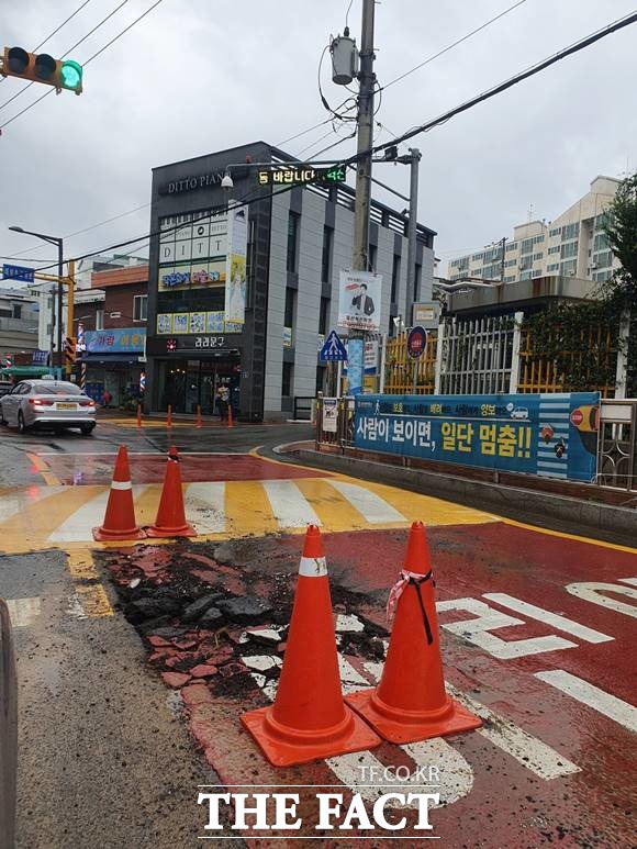 24일 울산 중구 태화초등학교 앞 어린이보호구역이 태풍 오마이스의 영향으로 파손돼 있다. /뉴시스