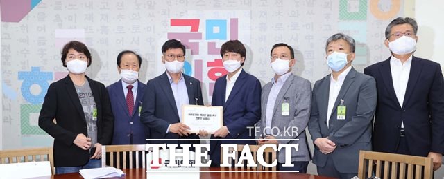 한국인터넷신문협회(회장 이의춘)를 비롯한 언론 7단체 관계자들은 24일 이준석 국민의힘 대표와 간담회를 갖고 언론중재법 개정안 철회 촉구 언론인 서명지를 전달하고 있다./국회=뉴시스