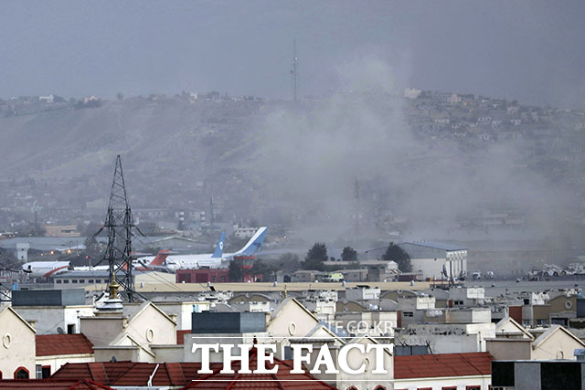 26일(현지시간) 아프가니스탄 카불 공항 외곽에서 폭탄 테러가 발생해 연기가 피어오르고 있다. 이번 폭발은 하미드 카르자이 국제공항 애비 게이트와 인근 배런 호텔에서 각각 발생해 아프간인 최소 60명이 숨지고 143명이 다쳤으며 미군도 12명이 숨지고 15명이 부상한 것으로 나타났다. /카불=AP.뉴시스