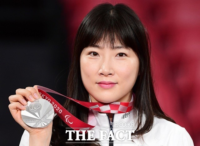29일 도쿄 메트로폴리탄 체육관에서 열린 2020 도쿄 패럴림픽 여자 탁구 단식(WS1-2) 시상식에서 은메달을 목에 건 서수연 선수가 미소짓고 있다. /뉴시스