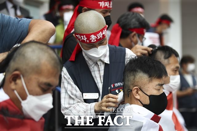 민주노총 조합원 및 관계자들이 2일 오후 경찰의 양경수 위원장 강제 구인 규탄, 민주노총 입장 및 향후계획 발표 기자회견에서 삭발식을 하고 있다. /뉴시스