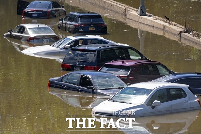 미국 동북부 지역을 덮친 허리케안 아이다가 기록적인 폭우를 쏟아내면서 인명 및 재산피해가 발생했다. /AP.뉴시스
