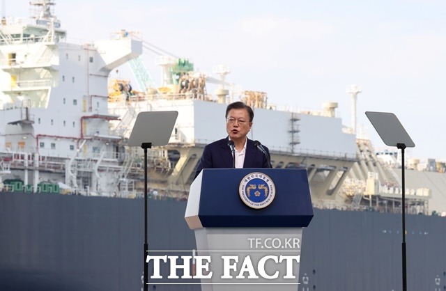 문재인 대통령이 9일 경남 거제시 삼성중공업에서 열린 K-조선 비전 및 상생 협력 선포식에서 발언하고 있다. /뉴시스
