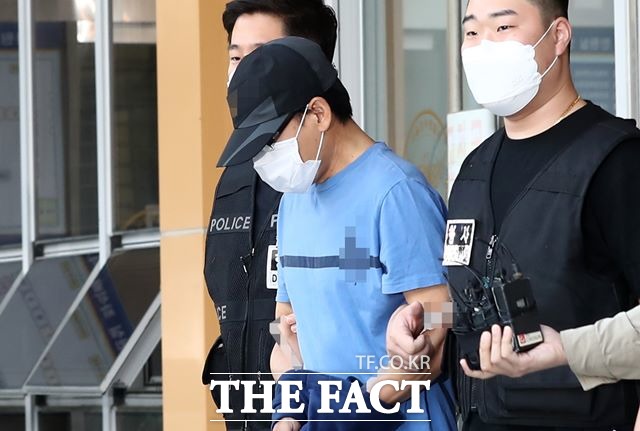 이혼소송 등 문제로 말다툼을 벌이던 끝에 장인 앞에서 아내를 흉기로 살해한 혐의를 받는 장모 씨가 서울 강서구 강서경찰서에서 검찰로 송치되고 있다. /뉴시스