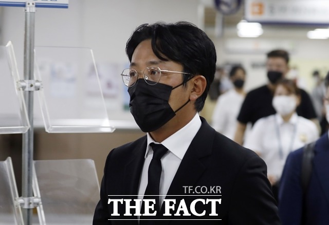 프로포폴 투약 혐의를 받는 배우 하정우가 14일 서울중앙지방법원에서 열린 선고 공판에 출석하고 있다. /뉴시스