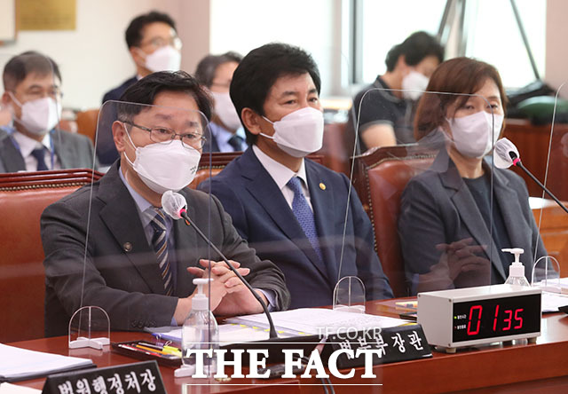 박범계 법무부 장관이 14일 서울 여의도 국회에서 열린 법제사법위원회 전체회의에서 의원들의 질의에 답변하고 있다. /뉴시스