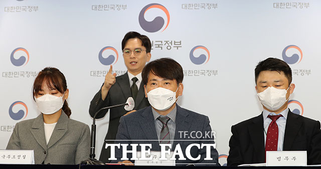 이상갑 법무부 법무실장이 지난해 9월 14일 정부서울청사에서 론스타 등 국제투자분쟁(ISDS) 진행상황에 관해 브리핑하고 있다. /뉴시스