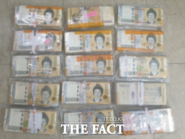 28일 제주 서부경찰서에 따르면 지난달 초 중고 김치냉장고에서 발견된 현금 1억1000만원의 주인은 서울에 살던 60대 여성 A씨로 확인됐다. /뉴시스