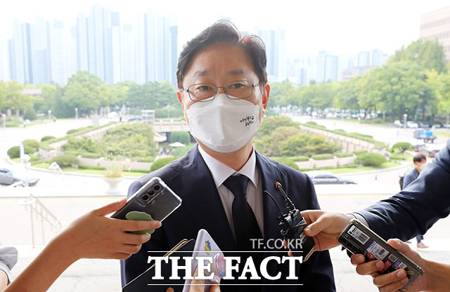 윤석열 전 검찰총장 장모가 연루된 사건을 두고 대검찰청 차원에서 법리 검토를 했다는 의혹과 관련해 박범계 법무부 장관은 이 건만 있다고 보지 않는다며 명명백백 밝혀질 일이라고 지적했다. /뉴시스