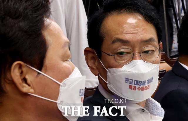 5일 서울 서대문구 경찰청에서 열린 국회 행정안전위원회의 국정감사에서 야당 의원들이 대장동 의혹 특검을 촉구하는 마스크를 착용하고 있다. (공동취재사진) 2021.10.05. /뉴시스