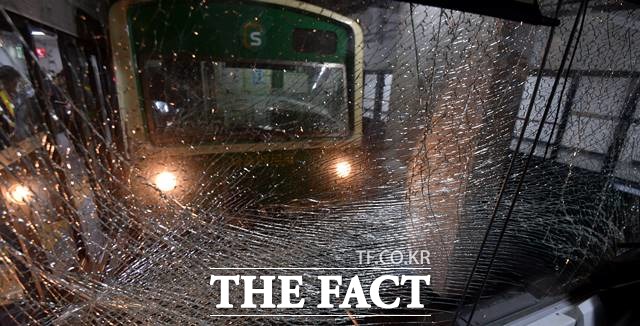 수백명이 부상한 지하철 2호선 왕십리역 열차 추돌사고 책임으로 기소된 서울메트로(현 서울교통공사) 관계자들에게 집행유예 등이 확정됐다. 사진은 당시 사고 현장./뉴시스