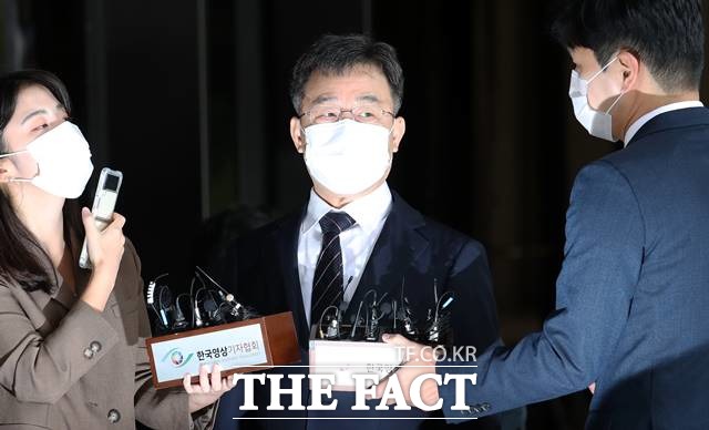 대장동 개발 특혜 의혹을 수사 중인 검찰은 화천대유자산관리 대주주 김만배 전 기자의 구속영장을 청구했다. 2021.10.11. /뉴시스